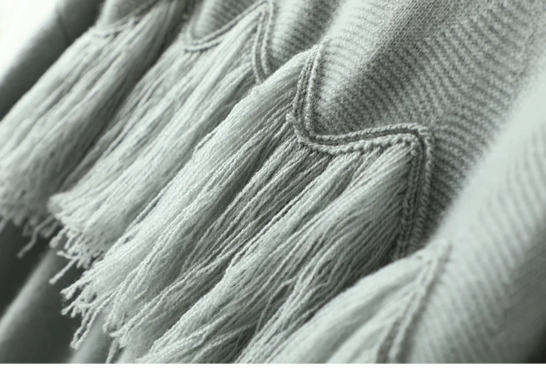 Рисунок 5 - Прямое платье с высоким воротником и бахромой