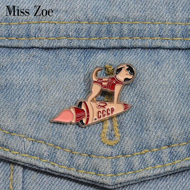 Weltraumhund Emaille Pins Benutzerdefinierte Astronaut Astronaut Laika Broschen Revers Abzeichen Cartoon Tier Schmuck Geschenk für Kinder Freunde