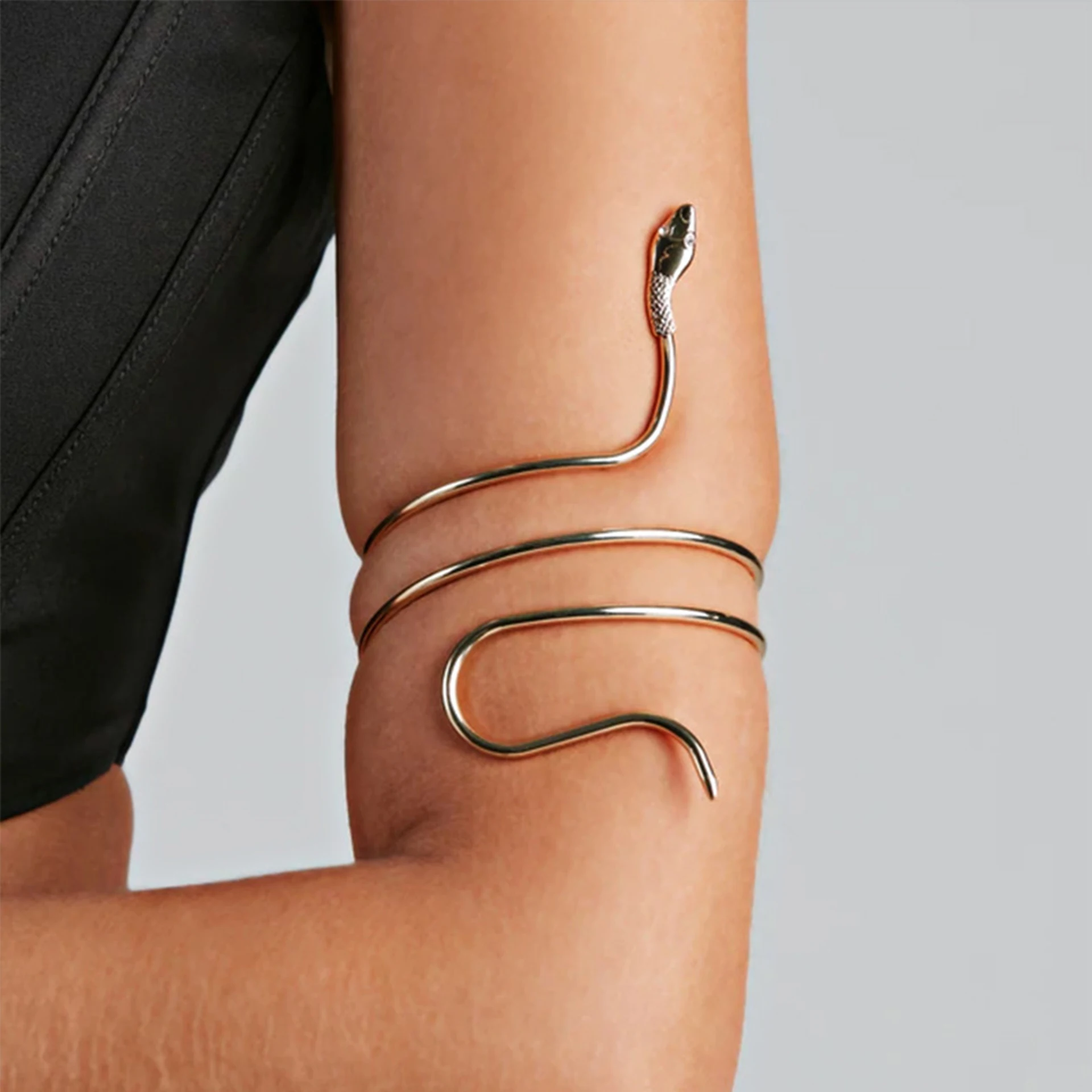 Bracciali di bigiotteria in pelle sul punk