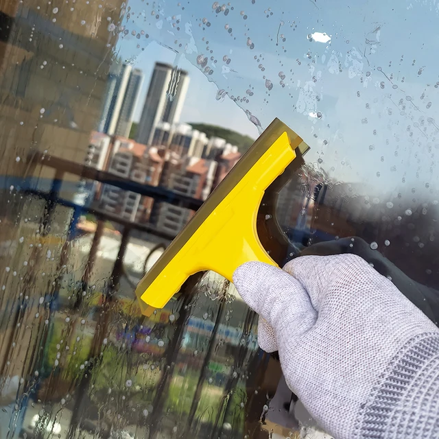 물 와이퍼 실리콘 블레이드로 창문을 깔끔하게 청소하세요.