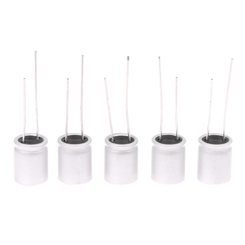 Cinq condensateurs solides UNICON UPL 35V 470µF pour drone FPV, disposés sur fond gris.
