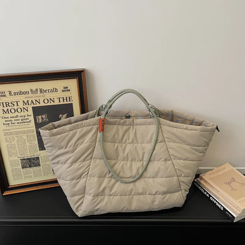 Fashionable Minimalist Cotton Tote Bag - Lightweight and Versatile for Outdoor Commute and Travel