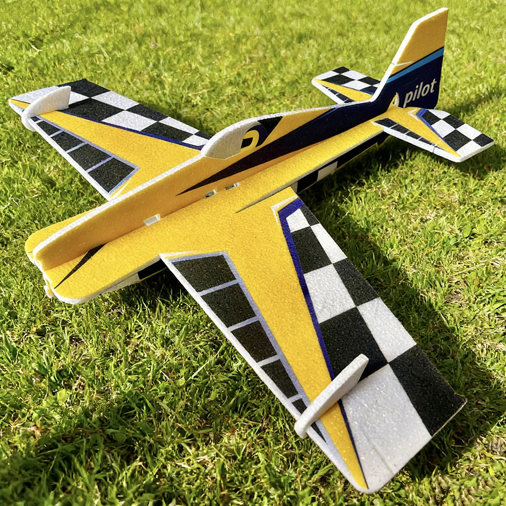Avion RC PNP ou Kit Moteur Brushless 64mm en vol, avec train d'atterrissage rétracté.