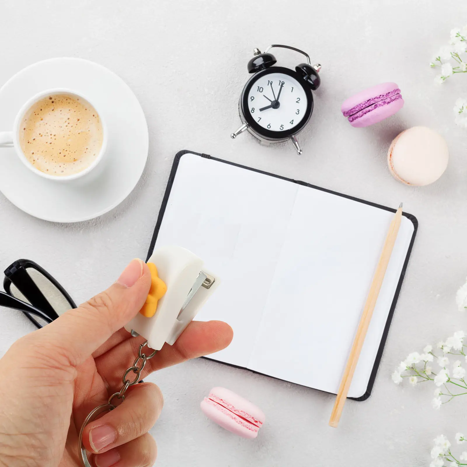 1 세트 미니 스테이플러 사무실 학교용 경량 소형 종이 스테이플링 도구 홈 데스크 스테이플러 귀여운 소형 스테이플러 미니 핸드헬드