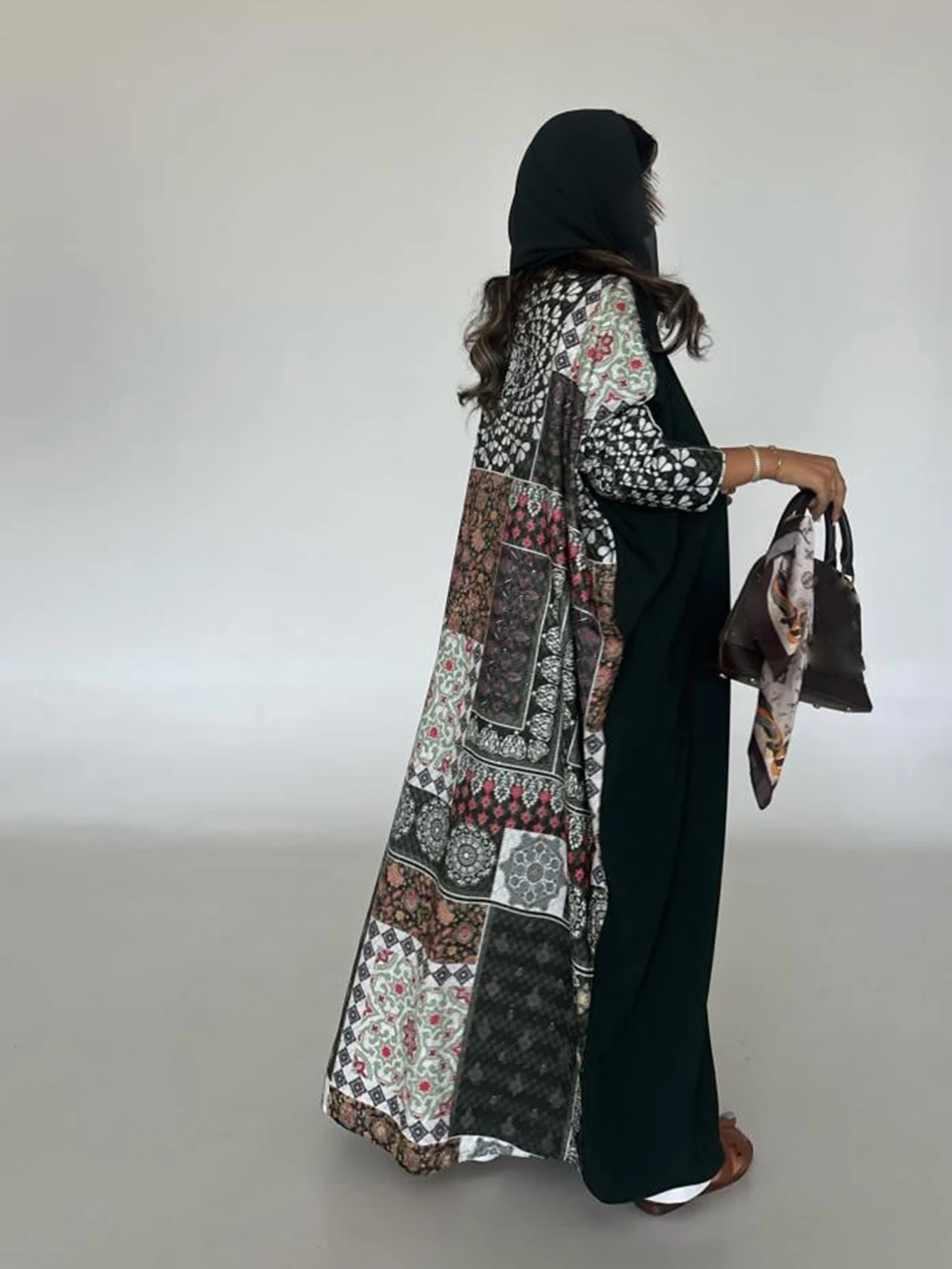 عباية فضفاضة حرير نقشة زهور