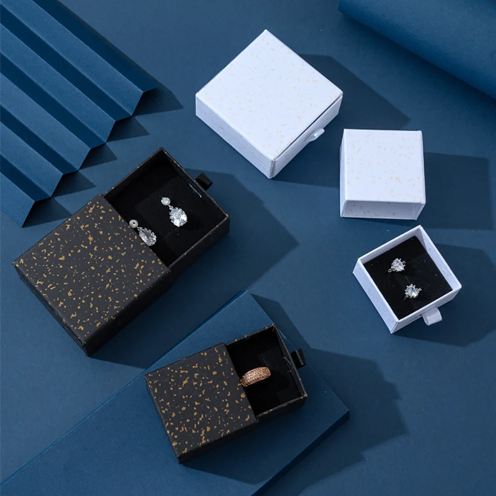 24 Stück Weiße und Schwarze Schmuckboxen aus Karton, Luxuriöse Goldmuster-Schiebeschachteln für Ringe, Ohrringe, Halsketten, Geschenkverpackung und Organizer – Detail 7