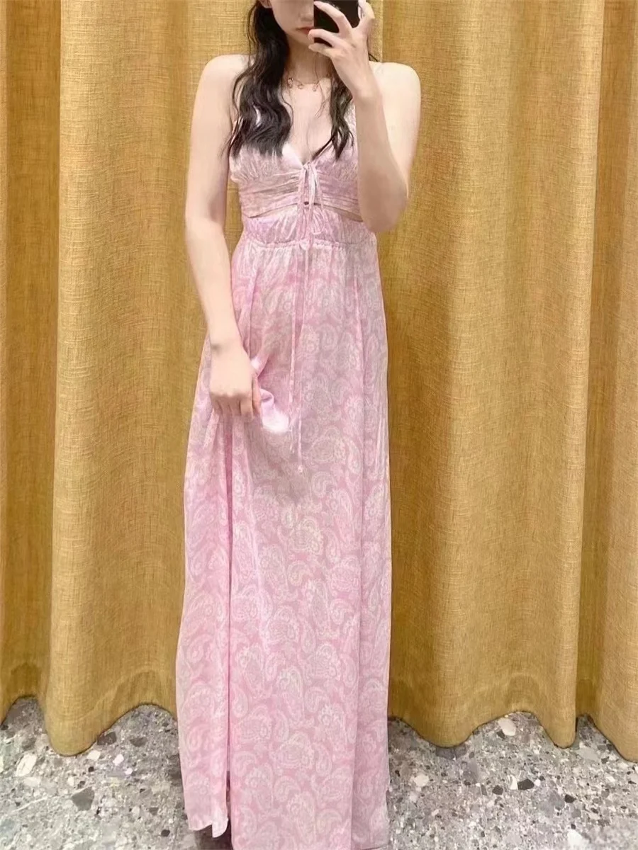 

Женское платье на бретельках с цветочным принтом и V-образным вырезом