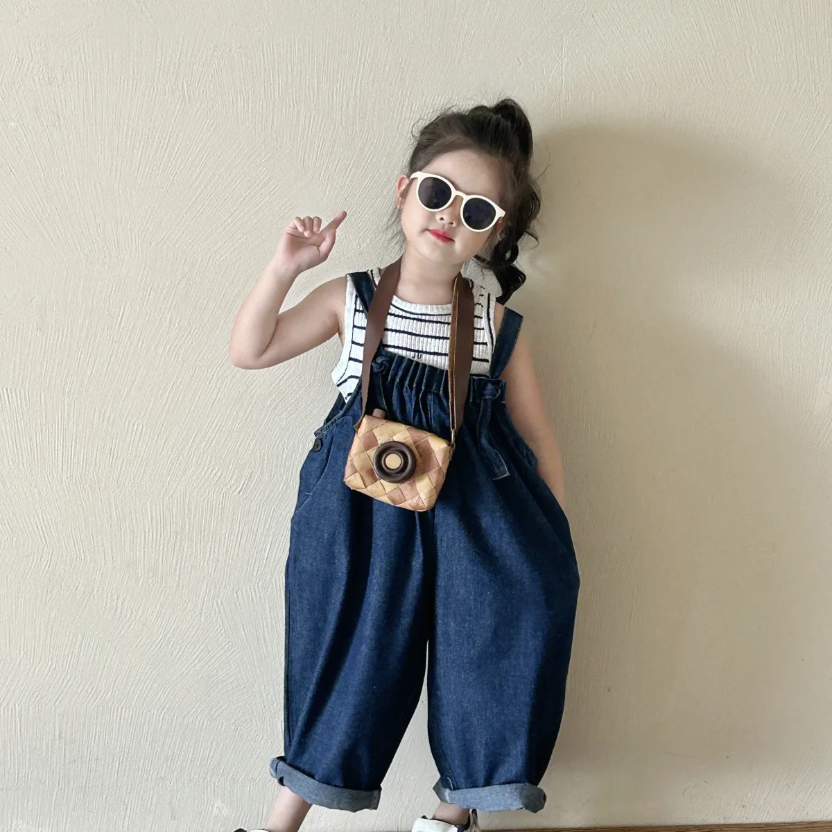 

Новинка, летний детский костюм из двух предметов для маленьких девочек, верх в яркую полоску, эластичные однотонные свободные брюки на подтяжках, костюмы для маленьких девочек