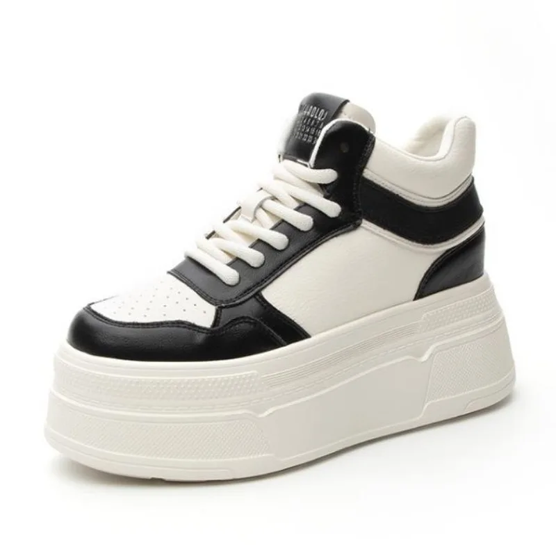 

Женские кроссовки из натуральной кожи, на танкетке 6 см