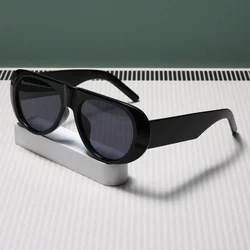 Chic Women's Oversized Retro Sunglasses with Gradient Lenses (As Picture)