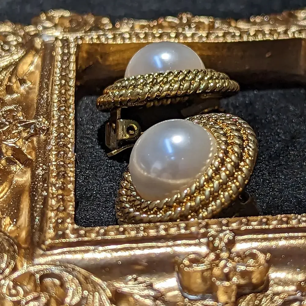 

Amorita Boutique Vintage Metal Button Pearl Ear Clips Earrings