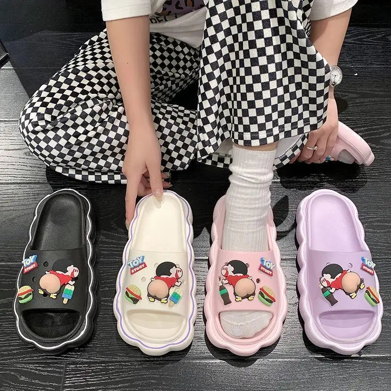 

Новые Симпатичные шлепанцы Kawaii Crayon Shin-Chan для пар, нескользящая домашняя обувь, летняя пляжная обувь, крутая дышащая мультяшная Подарочная обувь для девочек