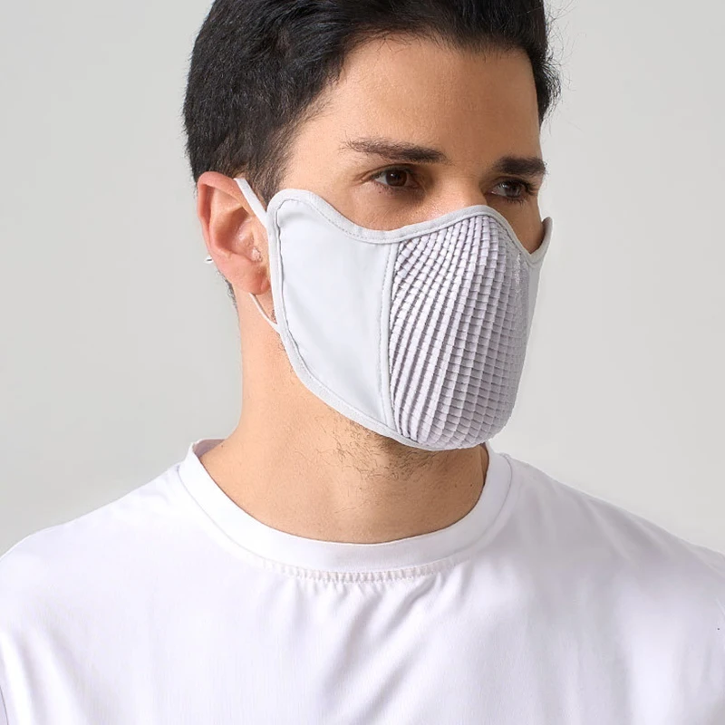 Homme portant le masque de protection solaire réutilisable anti-UV UPF 50+ en extérieur, avec un chapeau, montrant son confort et sa respirabilité sous le soleil.