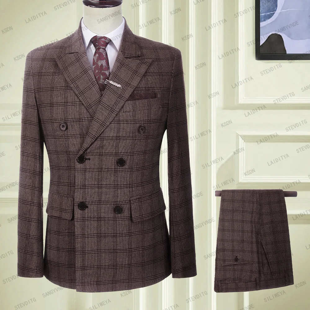 

2024 Men Suit Coffee Check Pattern 2 Pieces Wedding Double Breasted Peaked Lapel Fashion Business Meetings Set Tuxedo