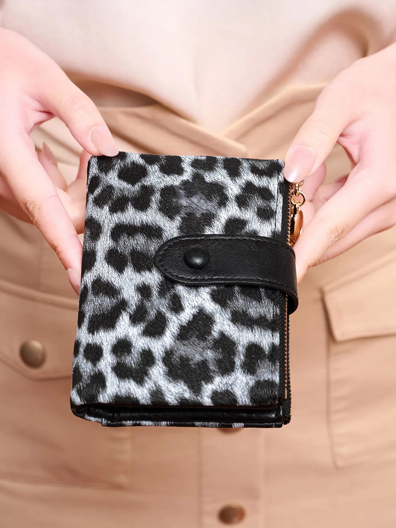 Minimalist Women's Wallet Image 11