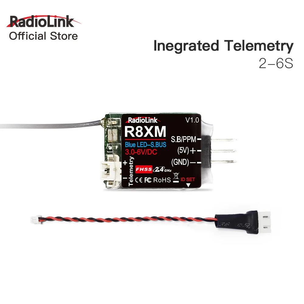 Gros plan sur l'étiquette du récepteur Radiolink R8XM indiquant les spécifications et la fréquence 2.4GHz.
