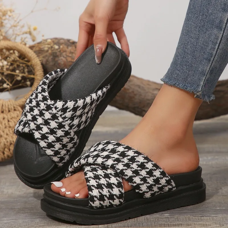 

Fashionable soft clogs sandals for women's outdoor summer thick soled beach shoes with arch support casual slippers