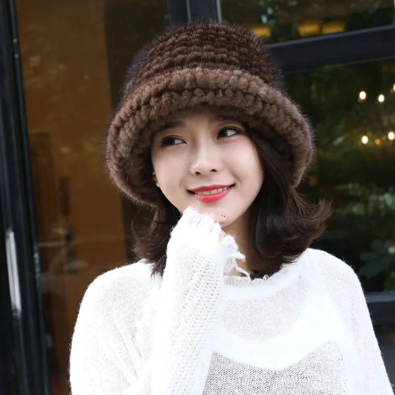 

Женская зимняя вязаная шапка из меха норки