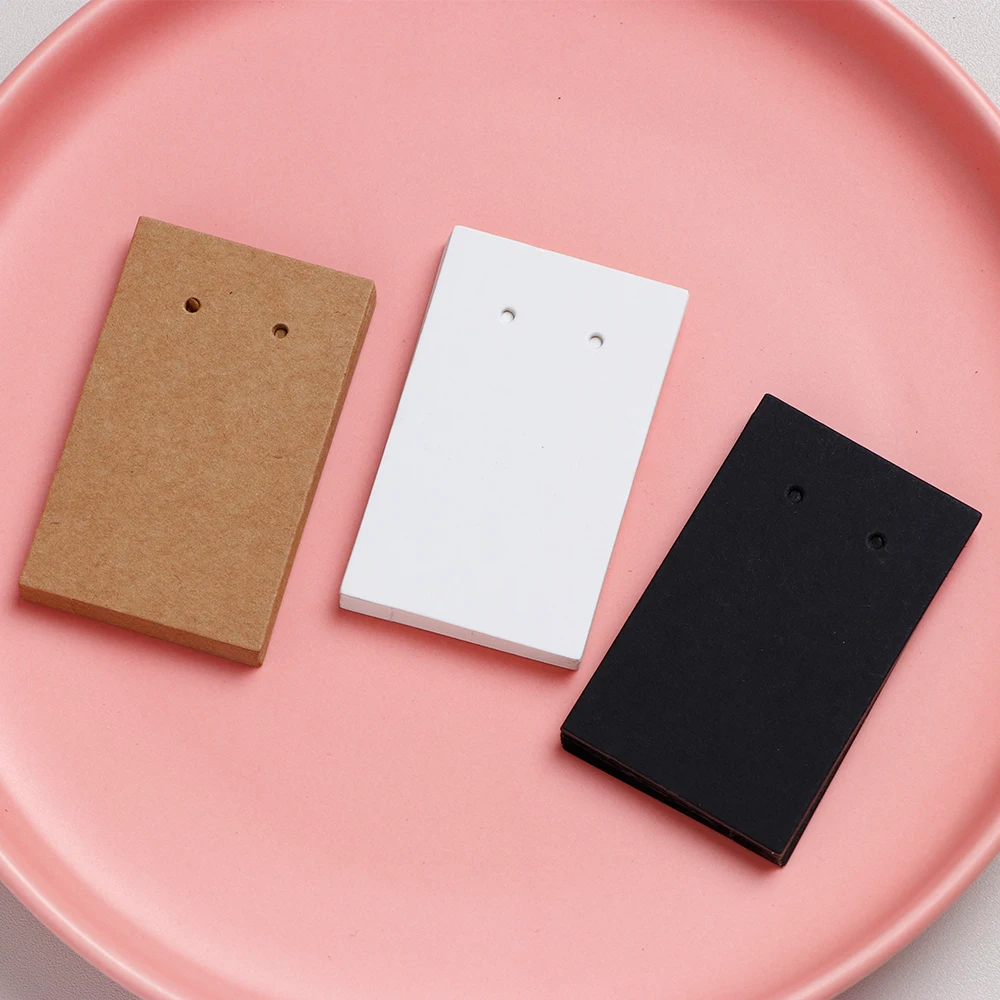 Пустые вертикальные витрины для сережек-гвоздиков