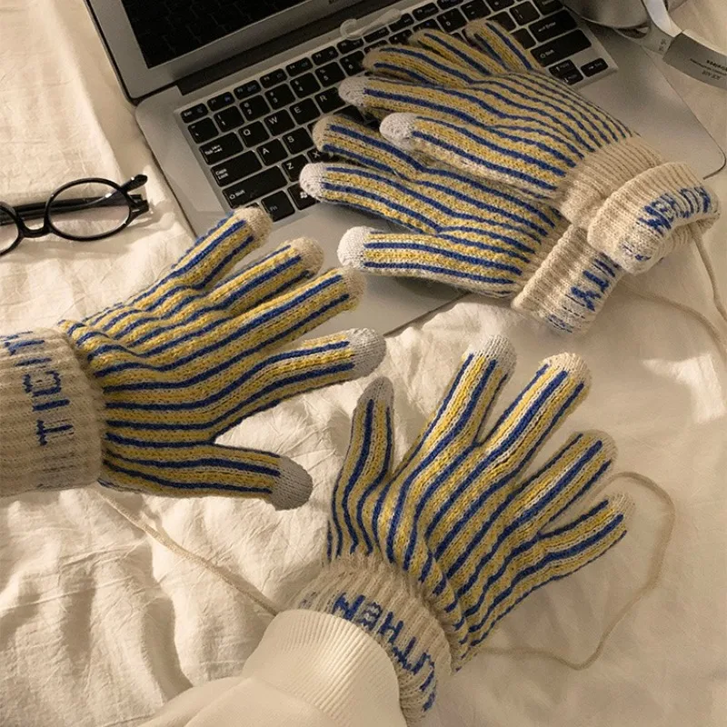 Winter Velvet Thickened Student Cycling Anti Cold Retro Striped Knitted Yarn Women's Gloves  Convenient  and  Practical