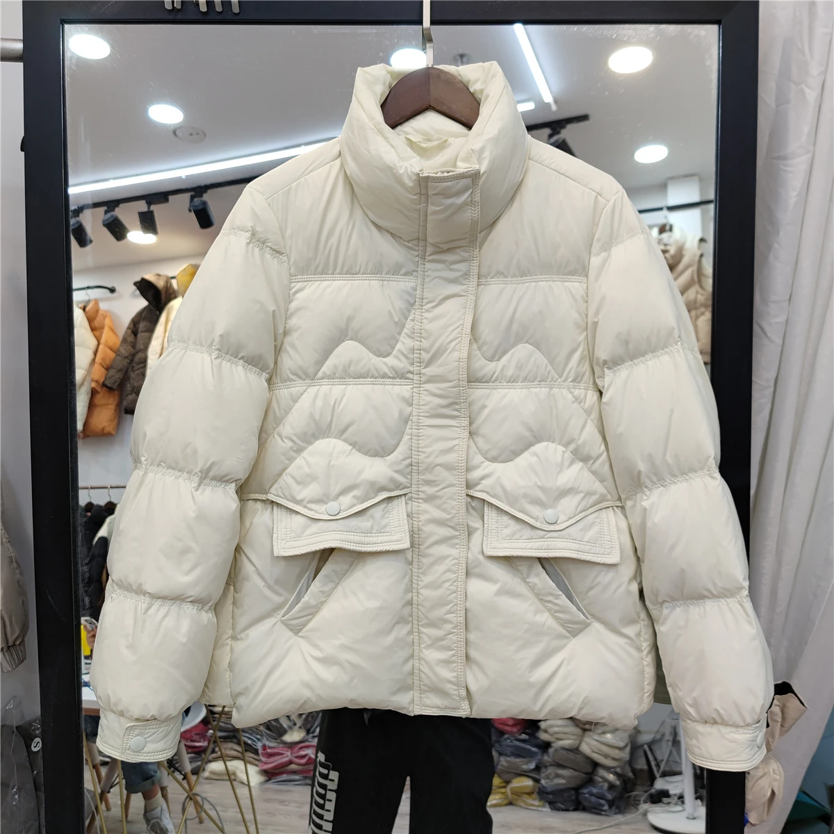 

Fall Winter 2023 New Down Jacket Women Fashion Stand-neck Wave Light Casual Warm Long Sleeve Loose White Duck Down Coat L271
