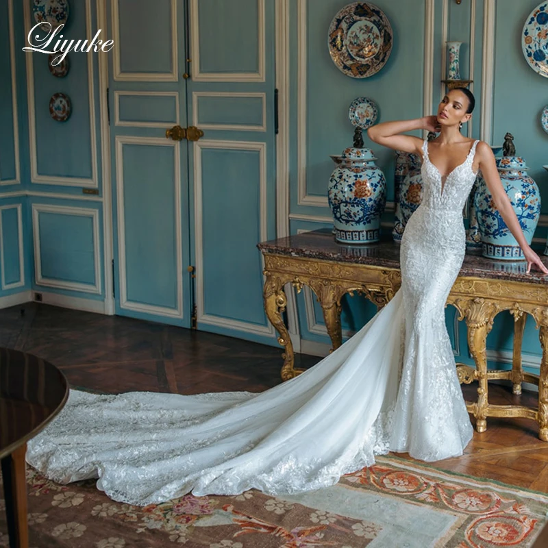 

Liyuke Glamorous Lace Fantastic Mermaid Weddind Dress With V-neck Hand-embroidered Floral Appliques Trumpet Bridal Gowns