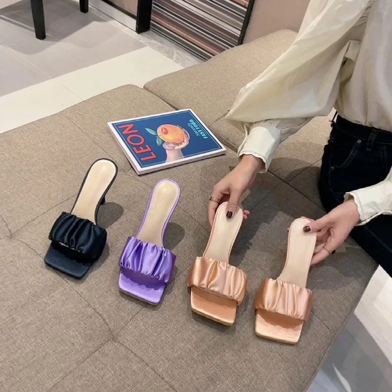 كعب بقماش ستان متوسط الارتفاع ترند