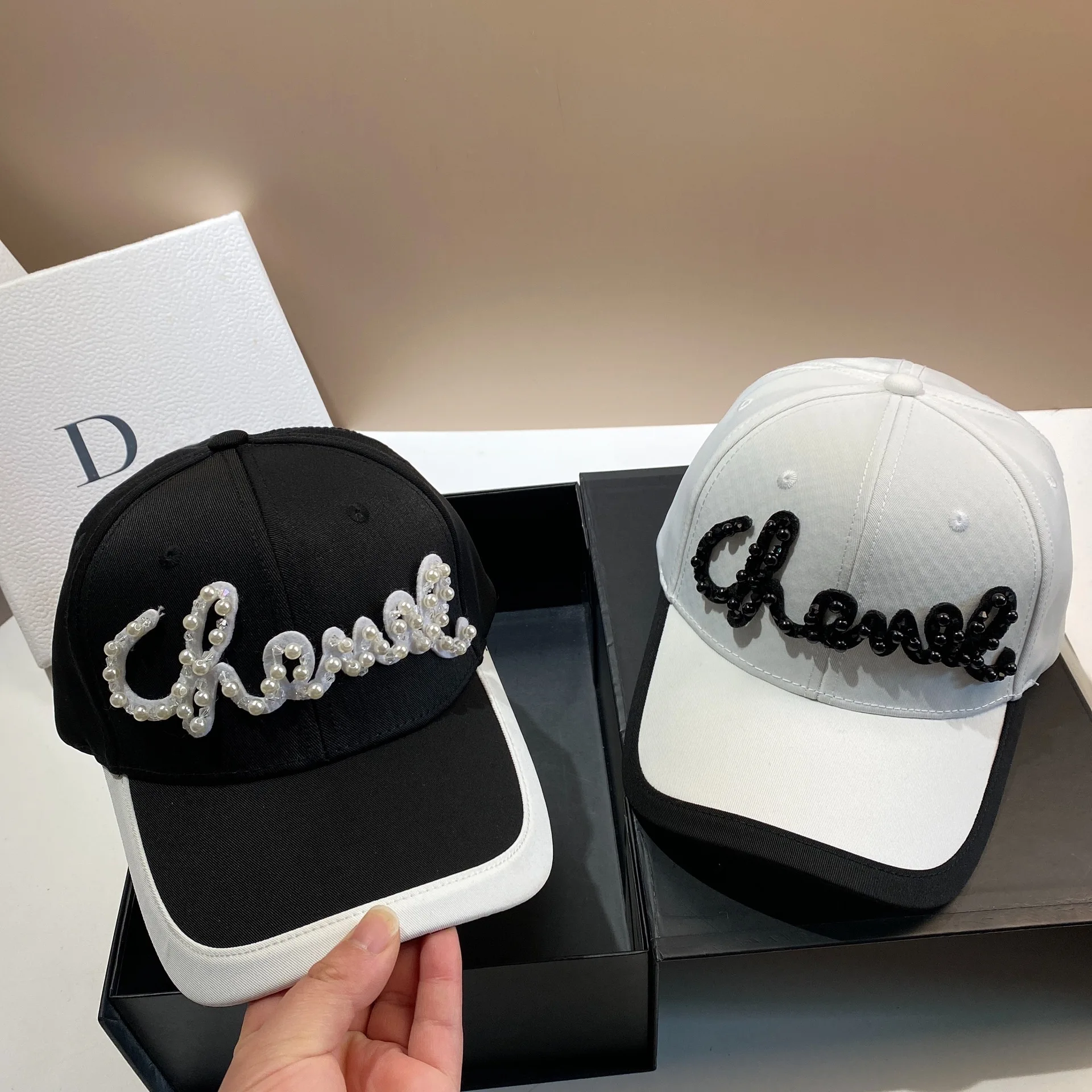 

Luxury Brand Small Fragrant Pearl Letter Duckbill Cap with Sun Protection and Face Covering Sports Cap Versatile Baseball Cap