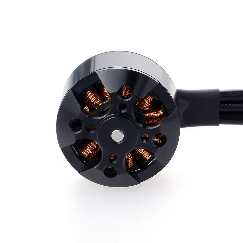 Moteur Brushless SURPASS HOBBY C2830 installé sur un support de test, prêt pour avion RC.