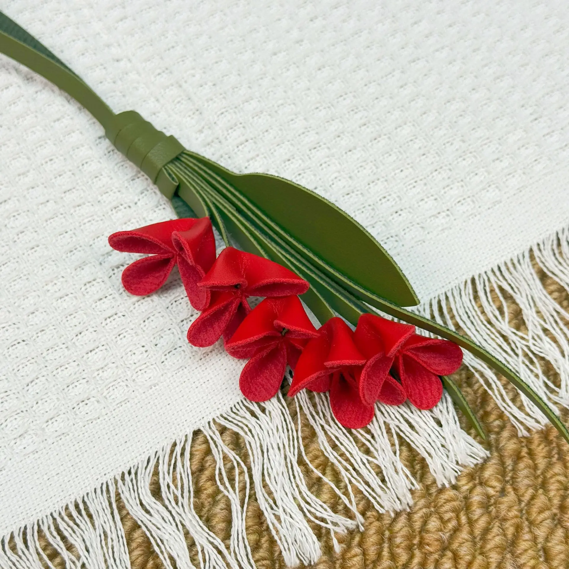 Elegant Floral PU Leather Keychain with Pendant