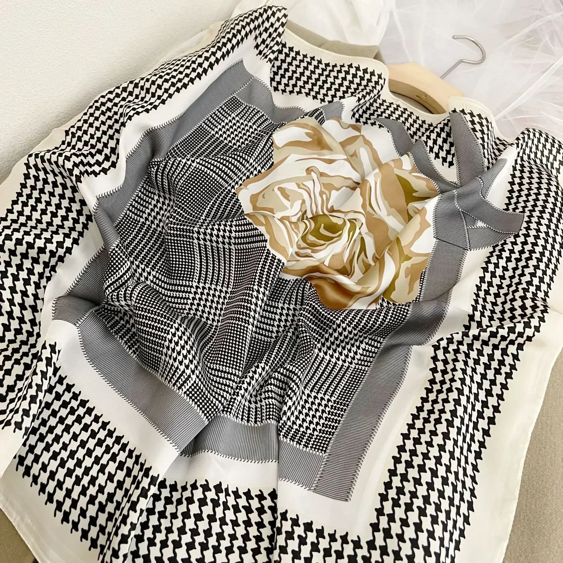 Spring and Autumn Women's 70cm Printed Silk-Feel Square Scarf