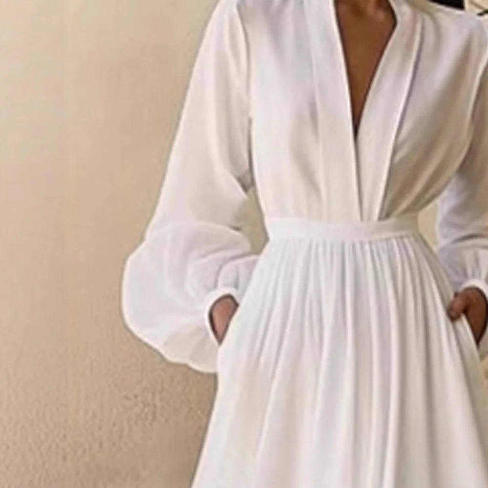 فستان أنيق ذو لون نقي مستقل مع تنورة طويلة مطوية و...