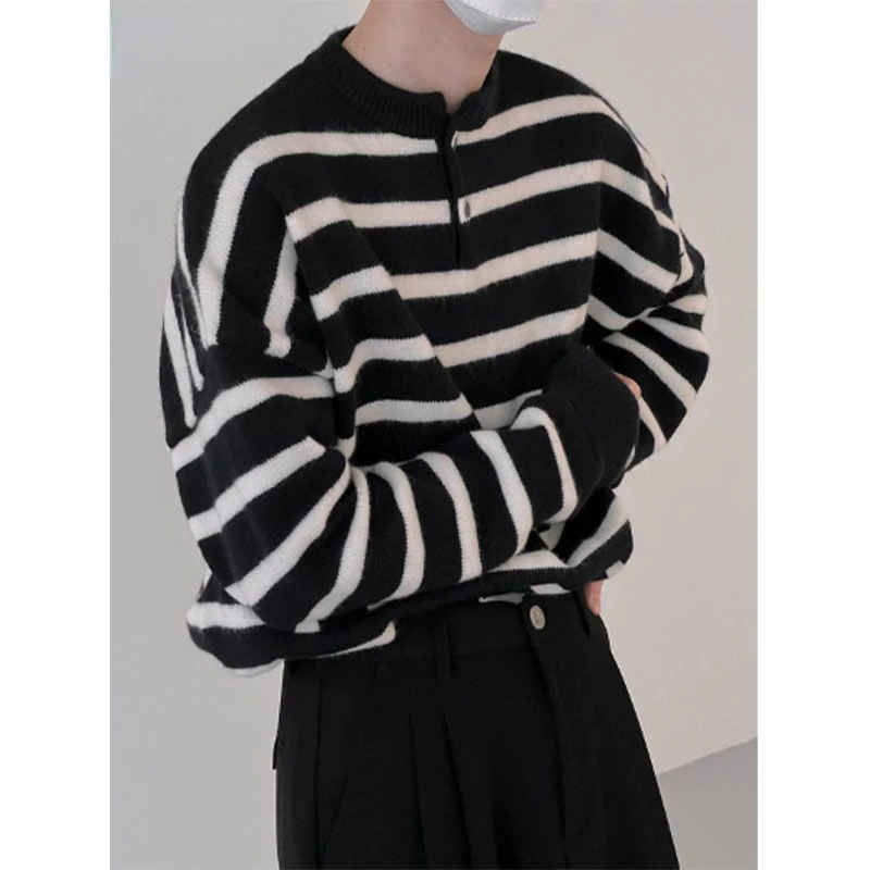 

Мужской свитер в полоску, с круглым вырезом, на пуговицах