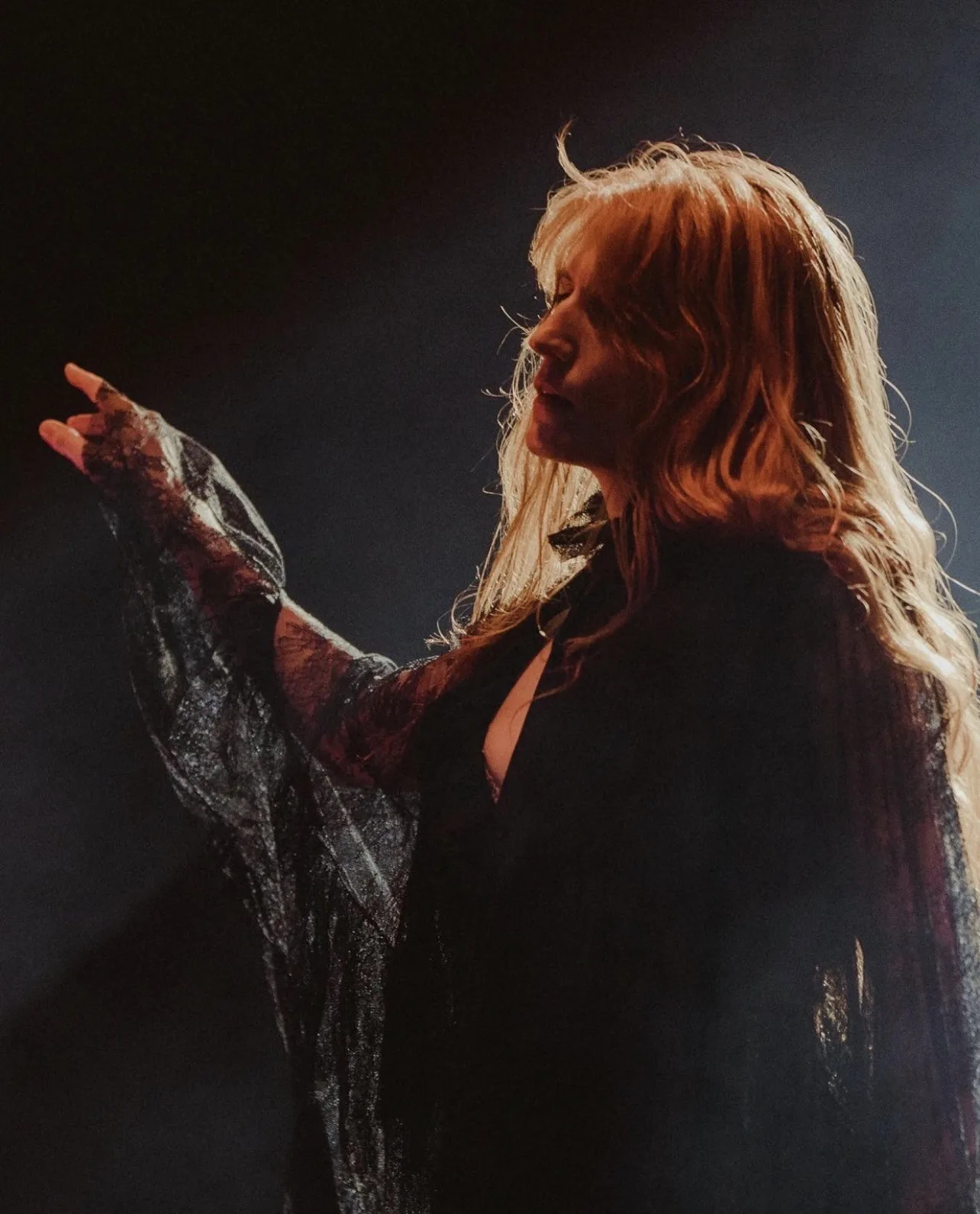 thumbnail image 1 of Póster fotográfico de concierto de la cantante británica Florence Welch, impresiones en lienzo, arte de pared para la habitación del hogar, para fanáticos de la música de Florence Welch, 1 of 5