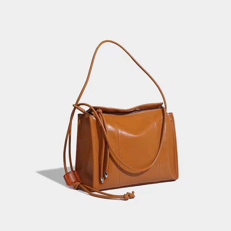 

2024 New Niche Designer Luxury Retro Tote Bag Exquisite And Versatile Handbag High-end Casual And Simple Small Square Bag Trendy