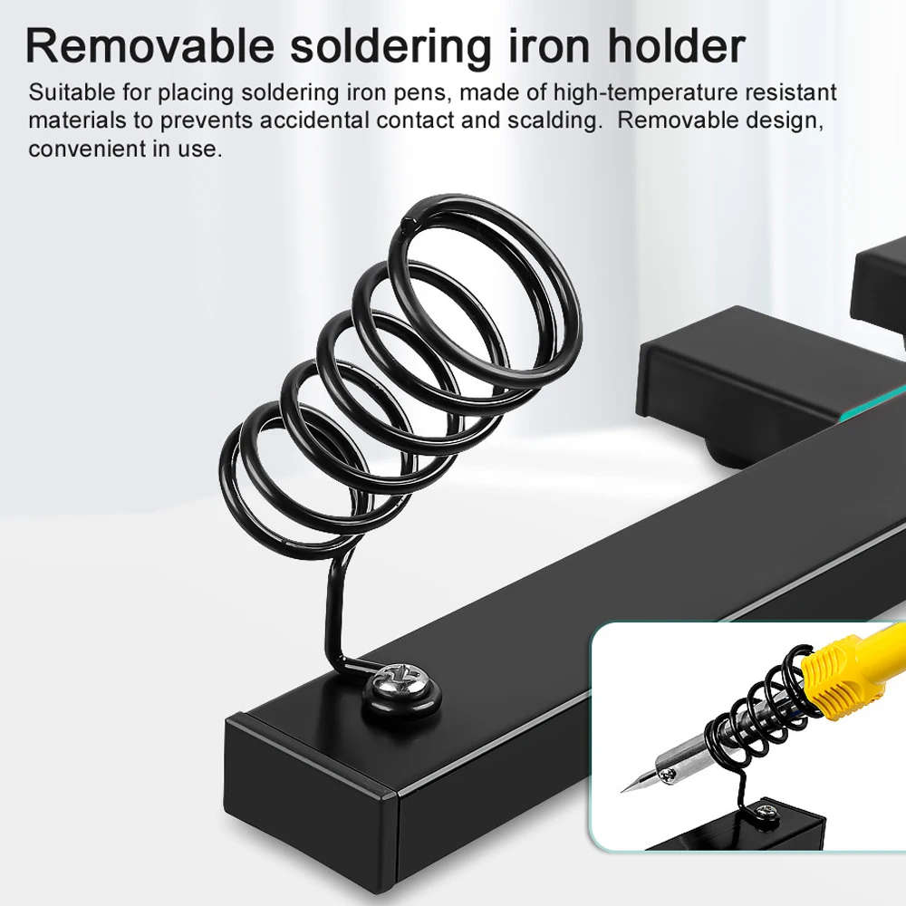 Pince rotative du support de soudure maintenant fermement une carte mère, avec porte fer en arrière-plan.
