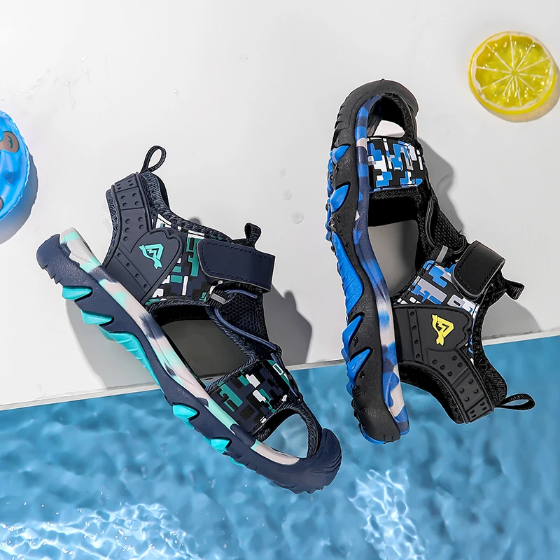 어린이 샌들 소년 통기성 미끄럼 방지 부드러운 단독 여름 해변 신발 조절 가능한 스트랩이있는 야외 경량 어린이 샌들