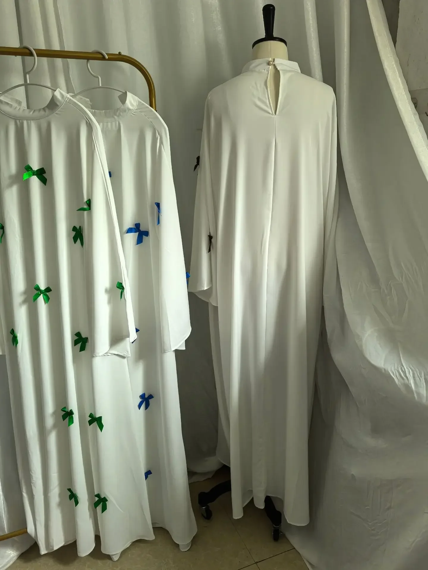 عباية إسلامية فاخرة مزخرفة بفيونكة بيضاء ملابس نسا...