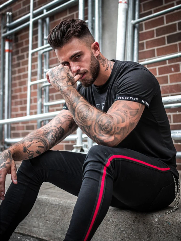 Рисунок 2 - Модные облегающие мужские брюки с боковыми полосками