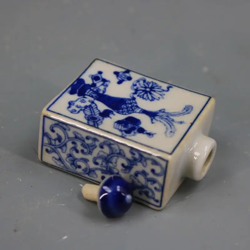 Antique porcelain blue and white antique pattern snuff bottle 4