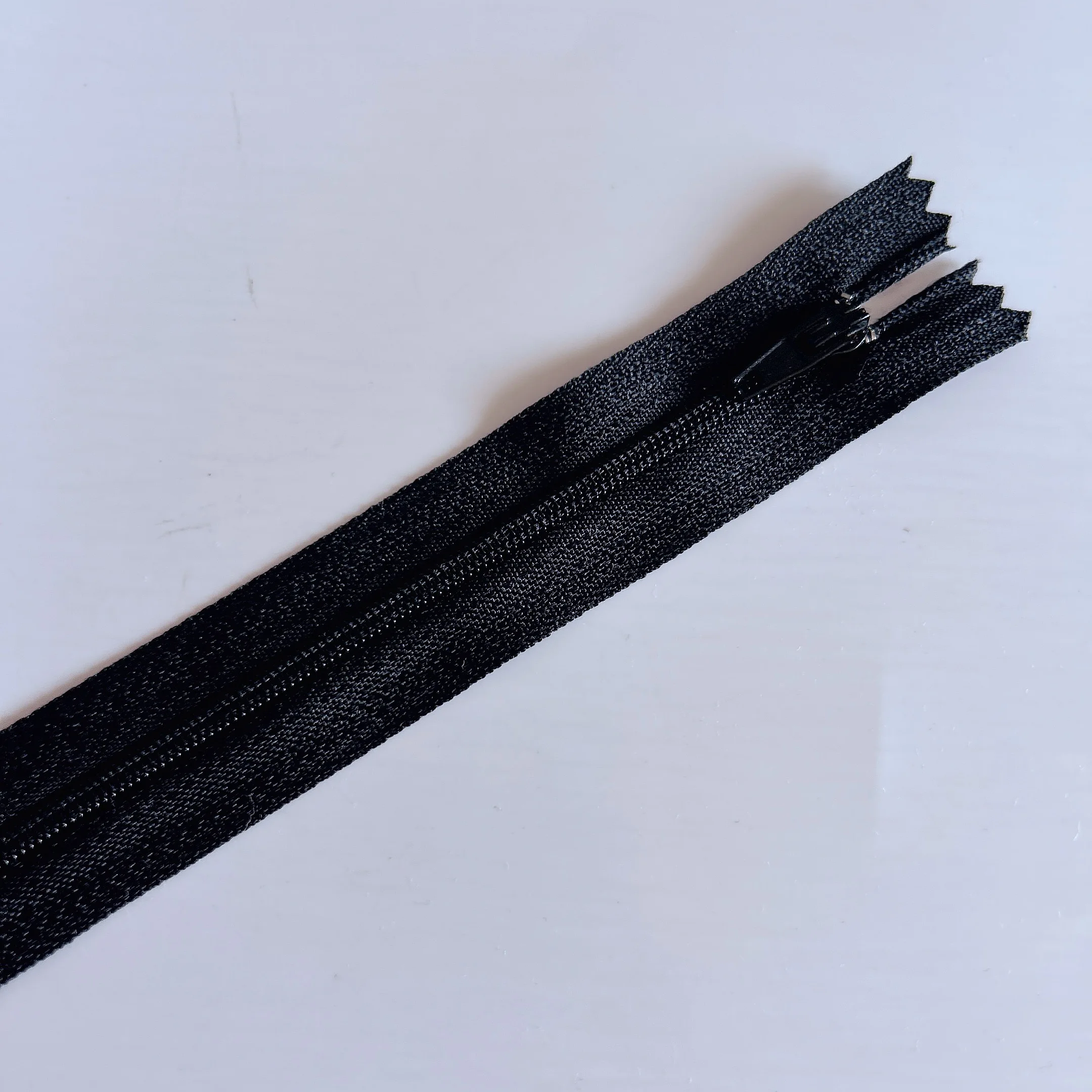 20-Piece Set of 20cm Nylon Coil Zippers – 15 Vibrant Colors for Sewing and Craft Projects