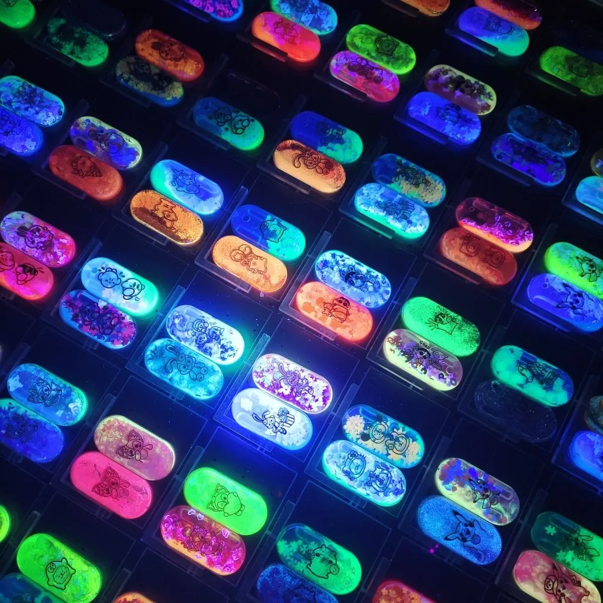 Trendiges Cartoon-Graffiti Leuchtendes Flüssigsand EDC Stressabbau-Spielzeug Fingerspielzeug Fluoreszierend Hochwertiges Geschenk