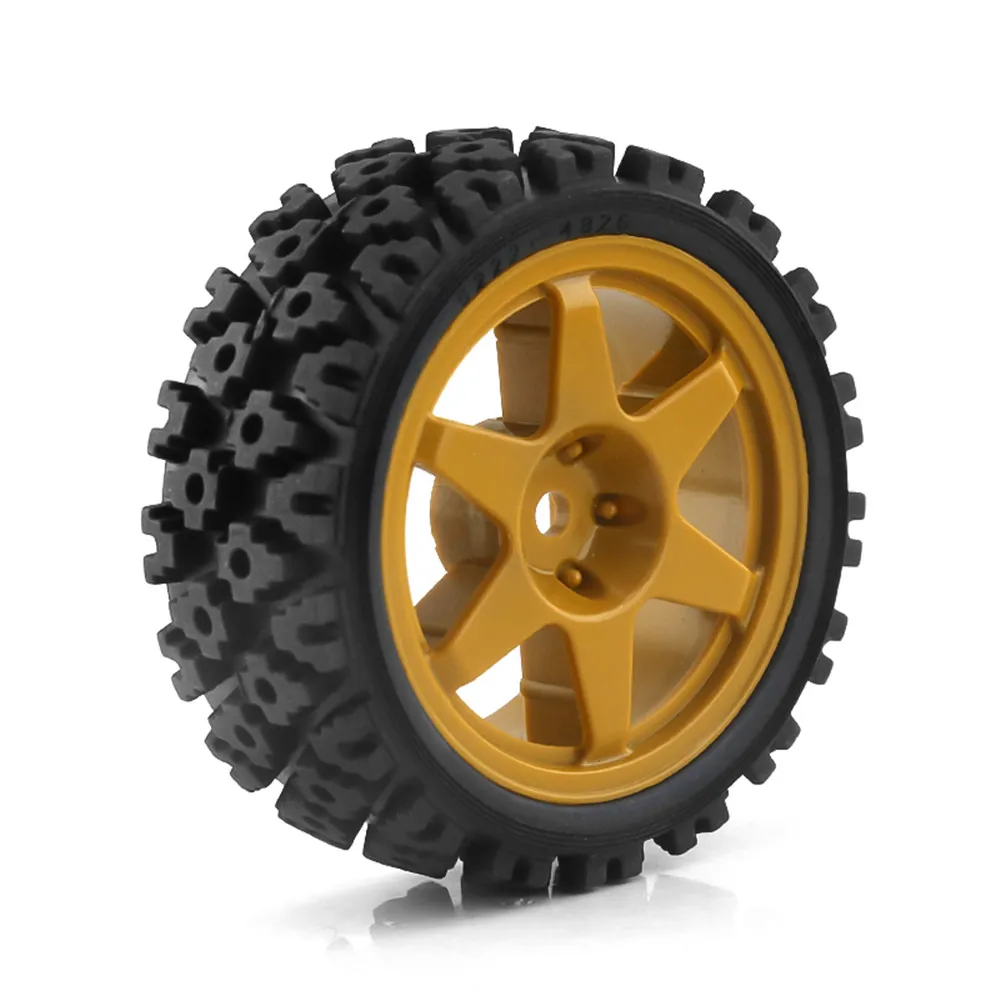 Vue rapprochée du caoutchouc souple et de l'insert mousse des pneus de rallye RC 1/10.