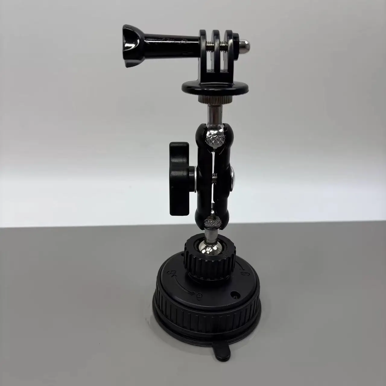 Support ventouse universel pour action cam, vue rapprochée du mécanisme de verrouillage et de la ventouse adhésive.