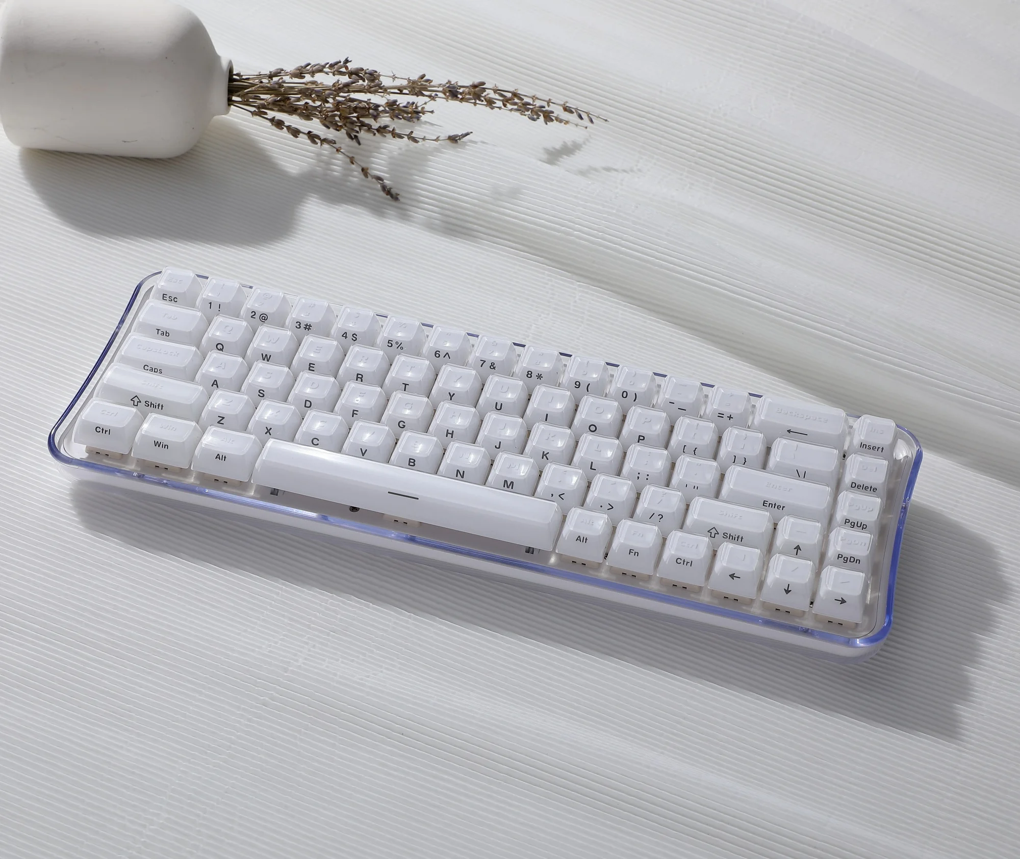 Womier Q61 PRO 60% 무선 기계식 키보드 트리 모드 BT 5.0/2.4GHz/USB-C RGB 백라이트 핫스왑 가능 크리미 게이밍 키보드