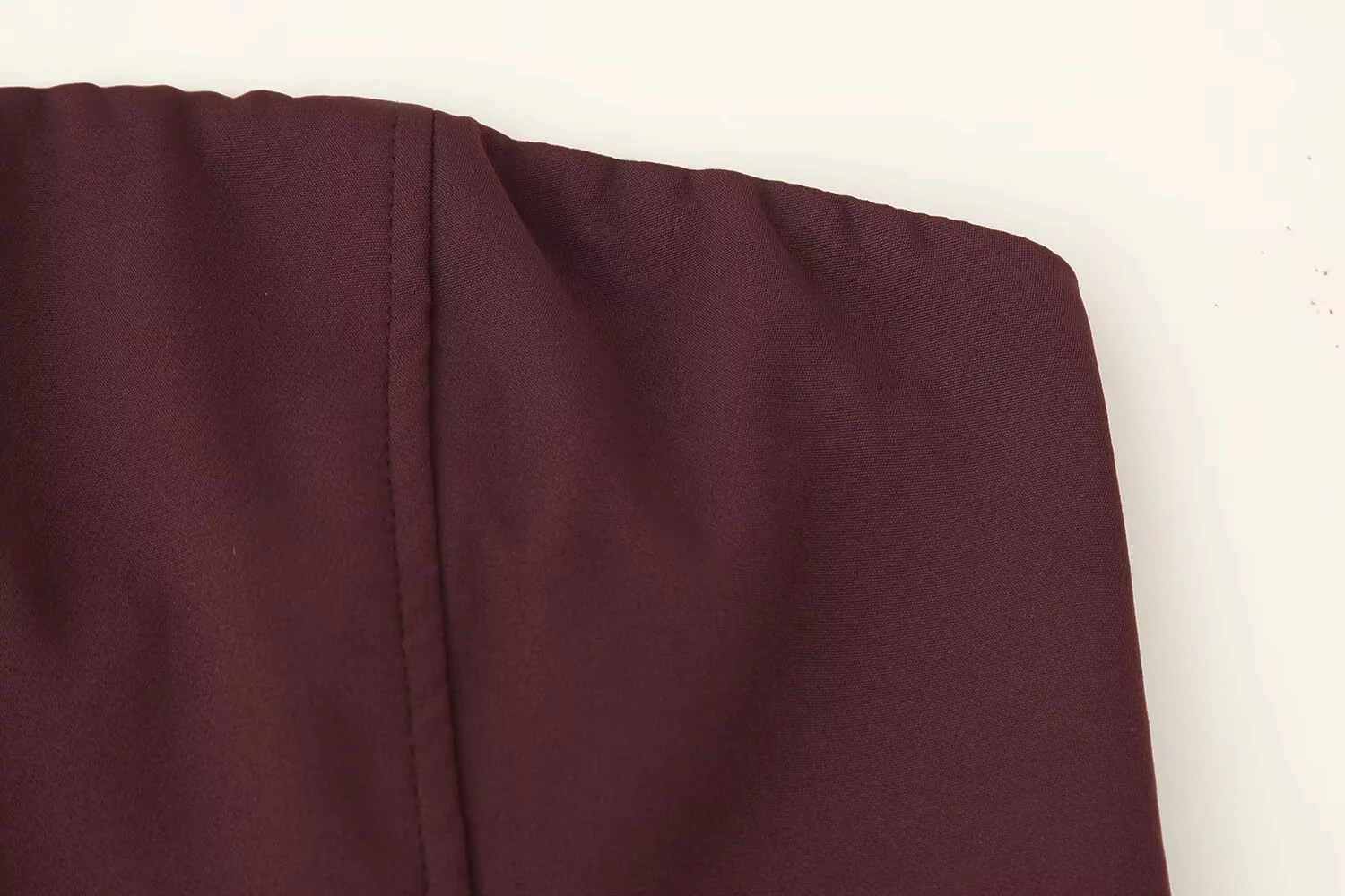 Frühlingsneuheit: Französische Slim-Fit-Kleidung für Damen mit einem ärmellosen, schulterfreien Design und einem kurzen Cardigan-Schal. – Detail 7