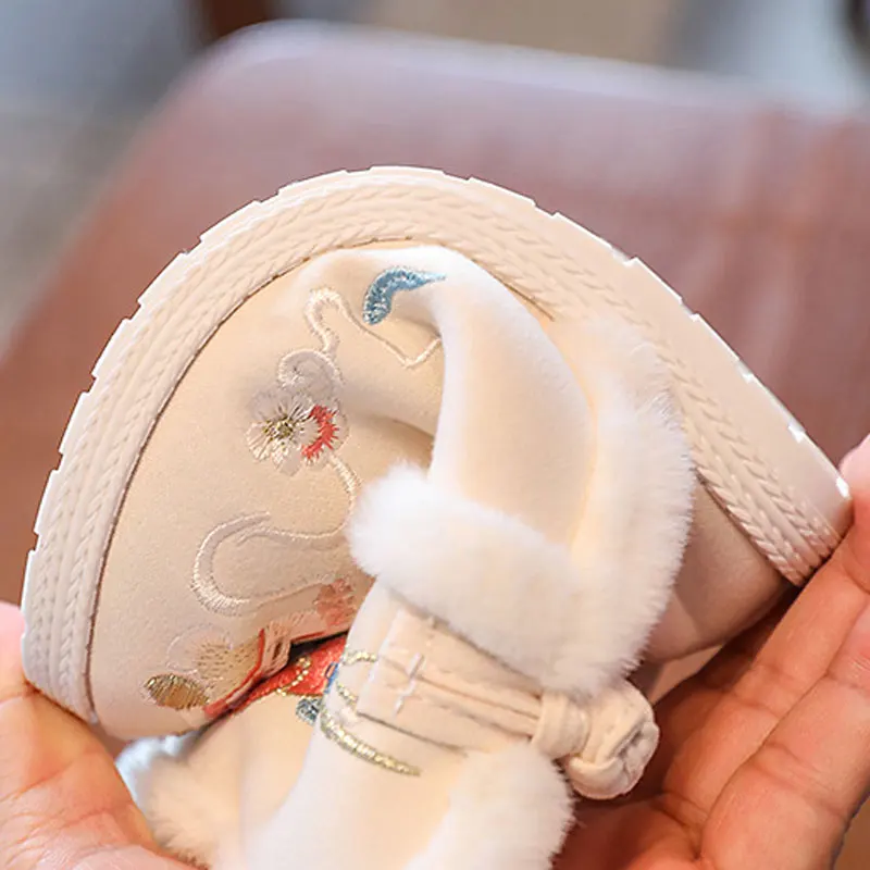 Рисунок 6 - Туфли с вышивкой для девочек