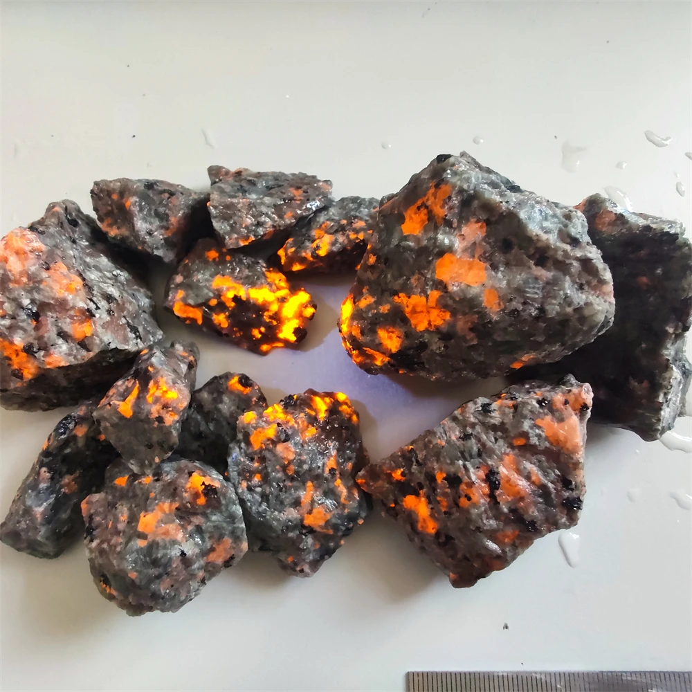 Natural Yooperlites Flame Stone Syenite Decor Stone Fluorescent Sodalite Mineral Rough Crystal Long-wave UV Collection Specimens