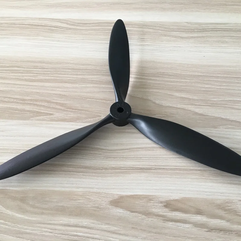 Hélice Dynam 1370 pales carbone noir pour avion RC, gros plan sur les pales