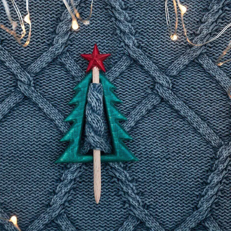 

1PC Wooden Crafts Shawl Pin Scarf Buckle Christmas Tree Wooden Brooch New Men Women
